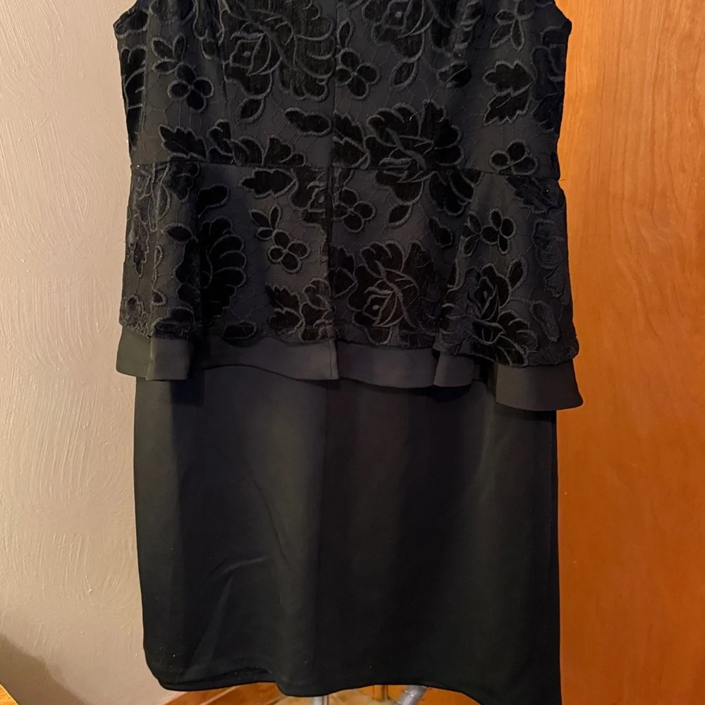 Eloquii Black velvet Floral Lace Sleeveless dress. Size 16. Great condition. - Picture 4 of 5